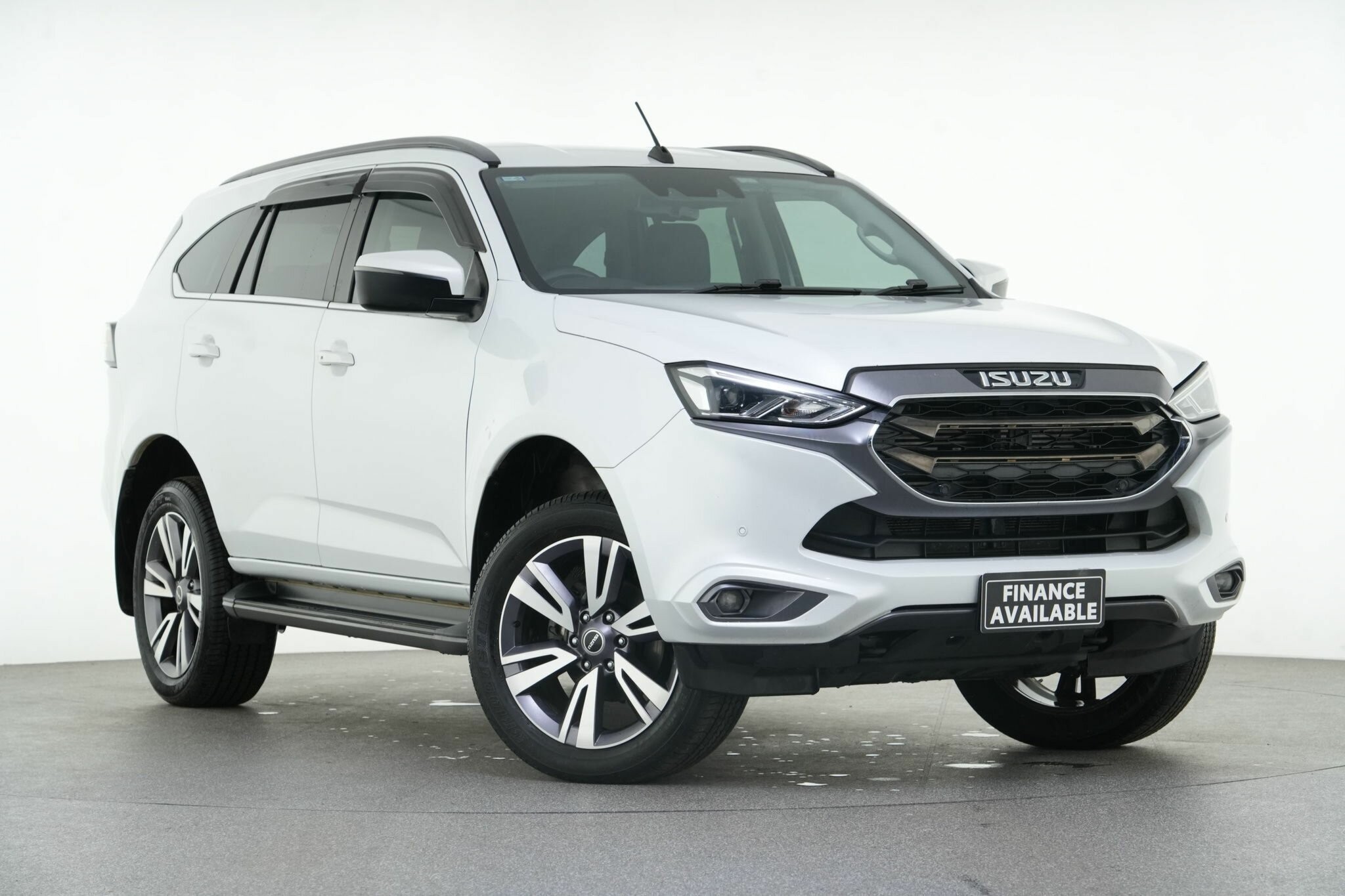 Isuzu Mu-x image 1