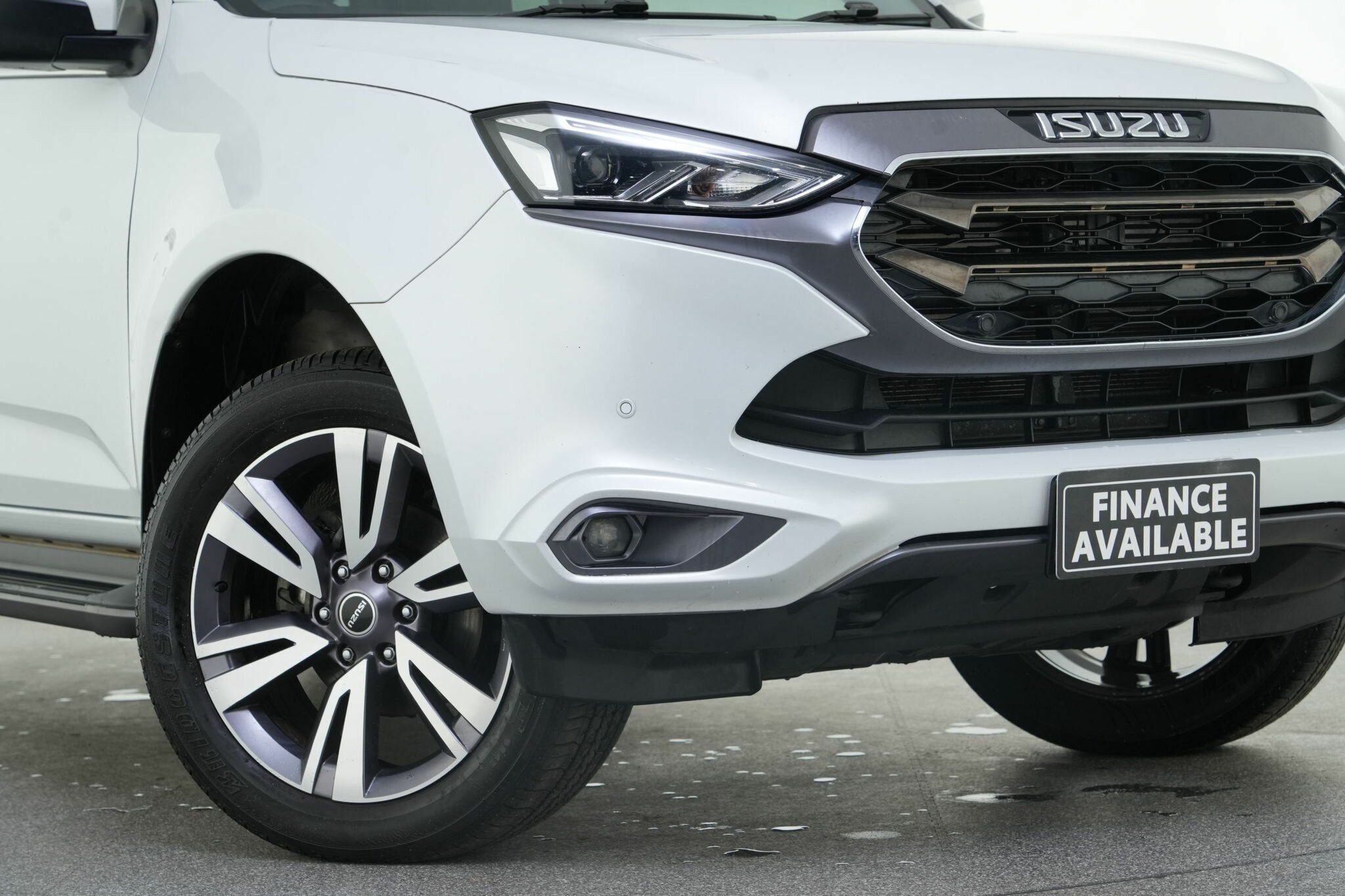 Isuzu Mu-x image 2