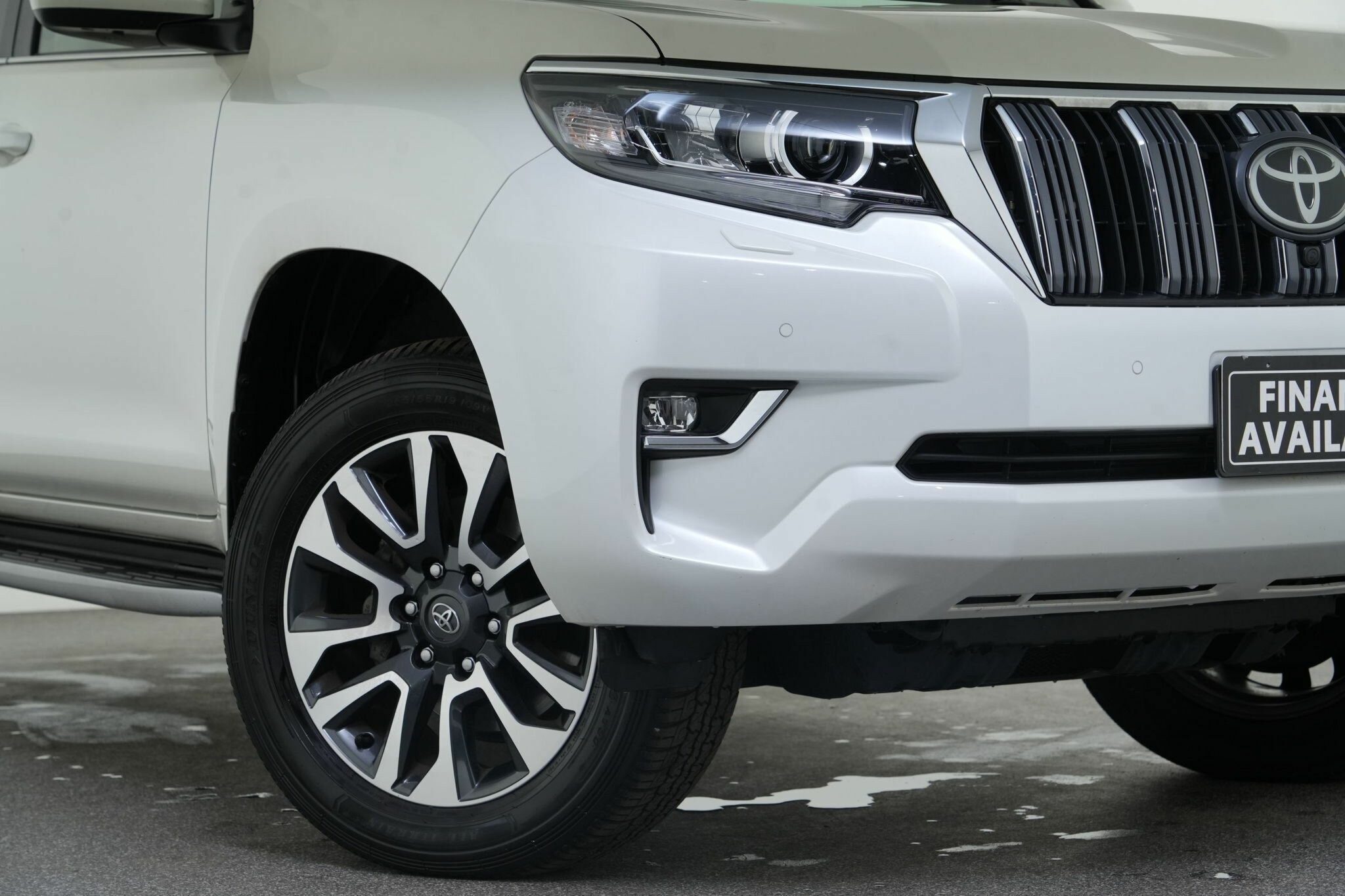 Toyota Landcruiser Prado image 2