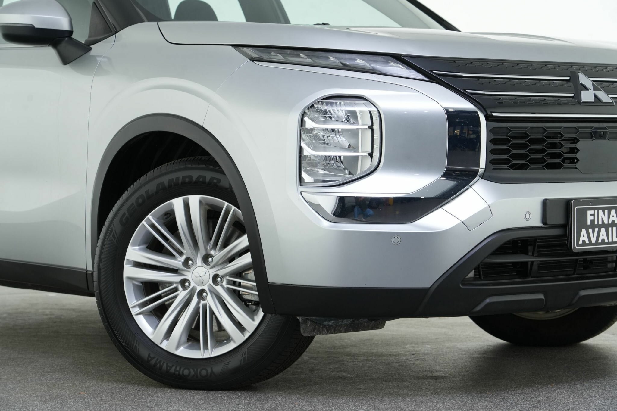 Mitsubishi Outlander image 2