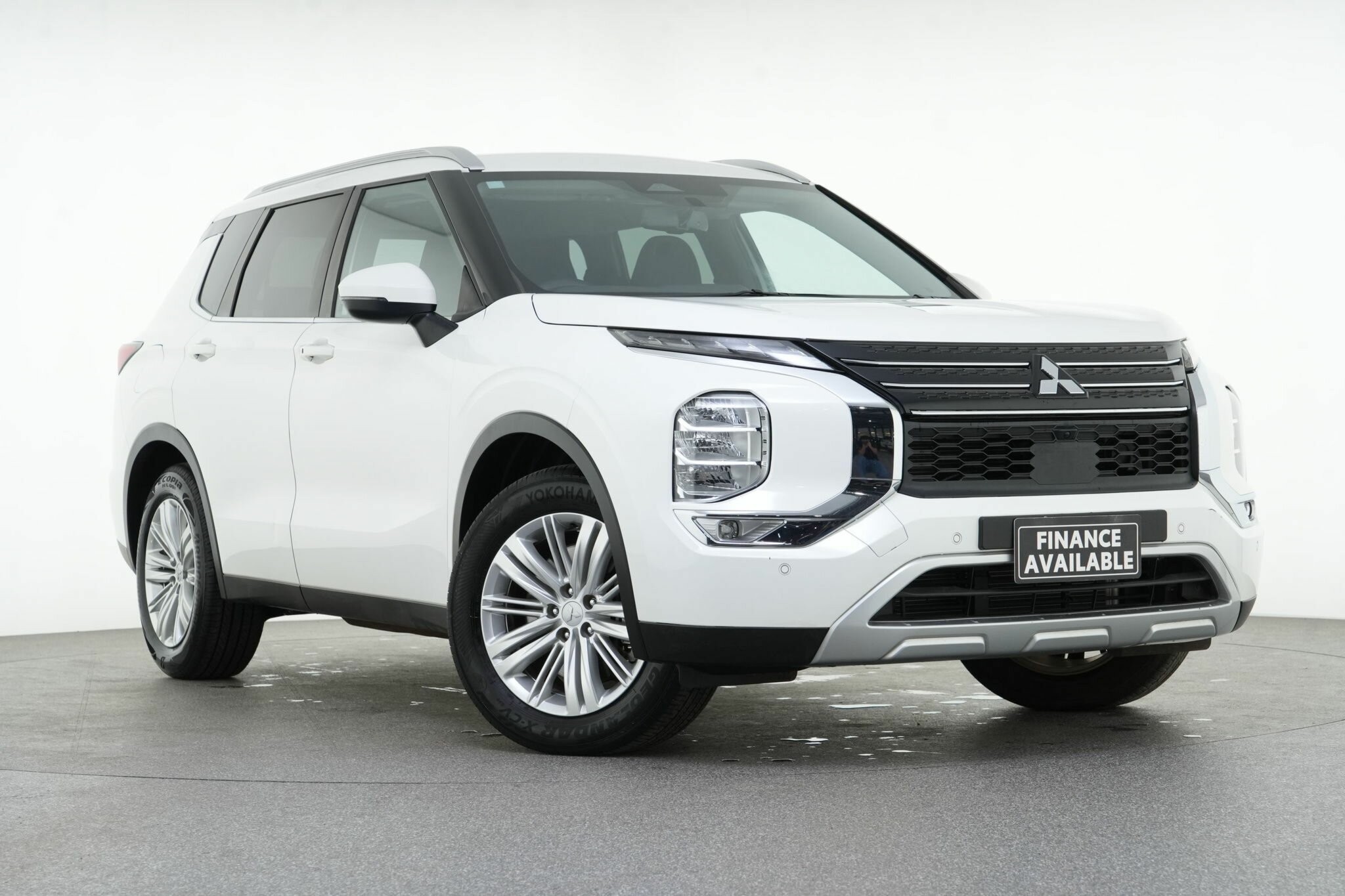 Mitsubishi Outlander image 1