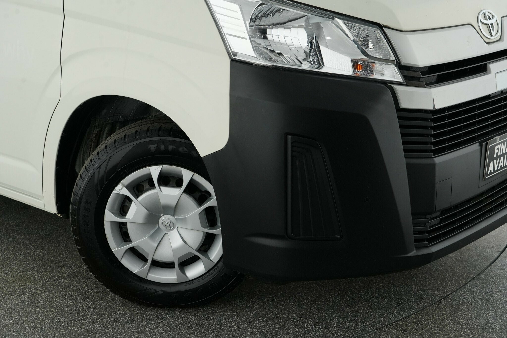 Toyota Hiace image 2