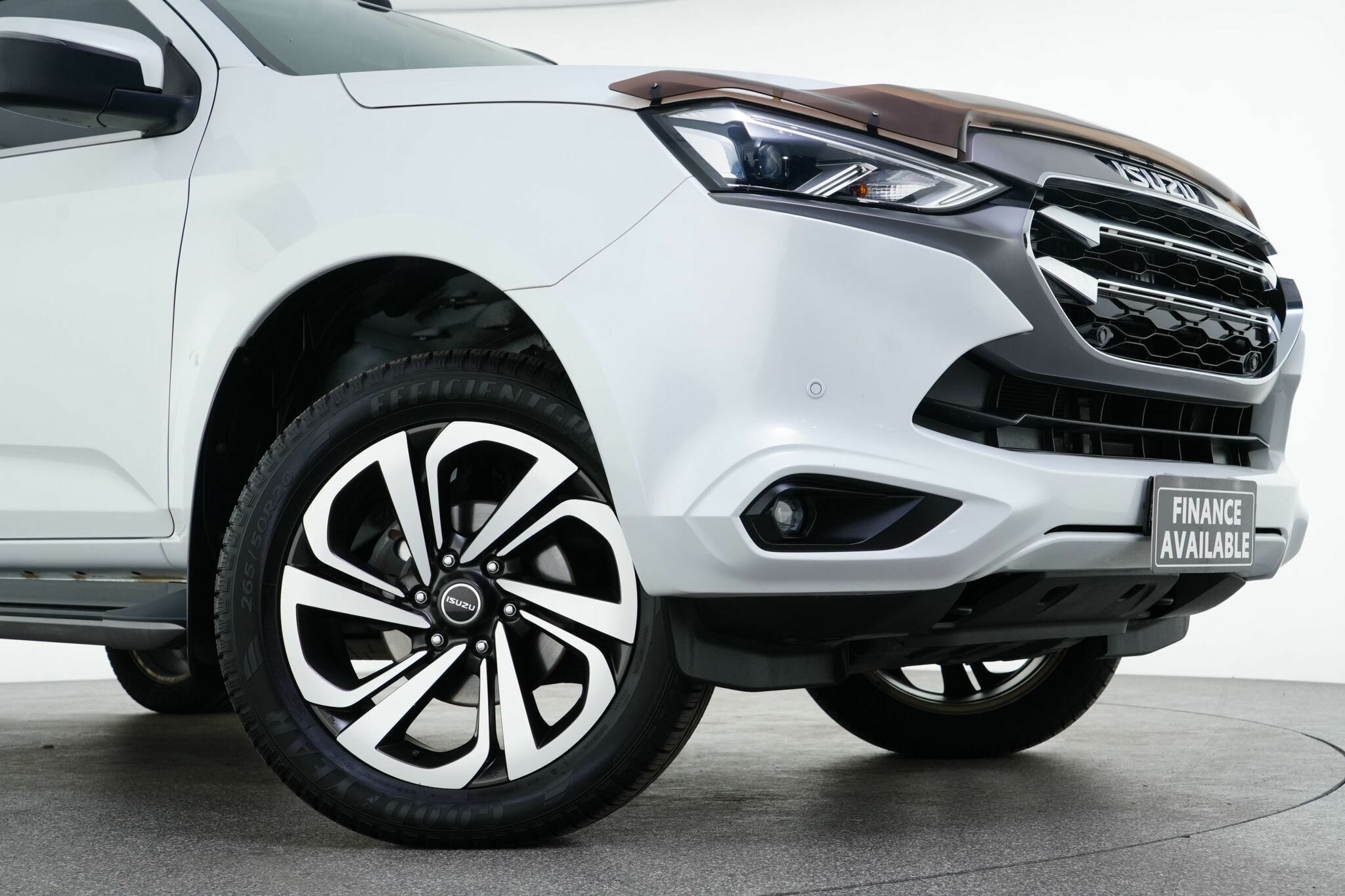 Isuzu Mu-x image 2