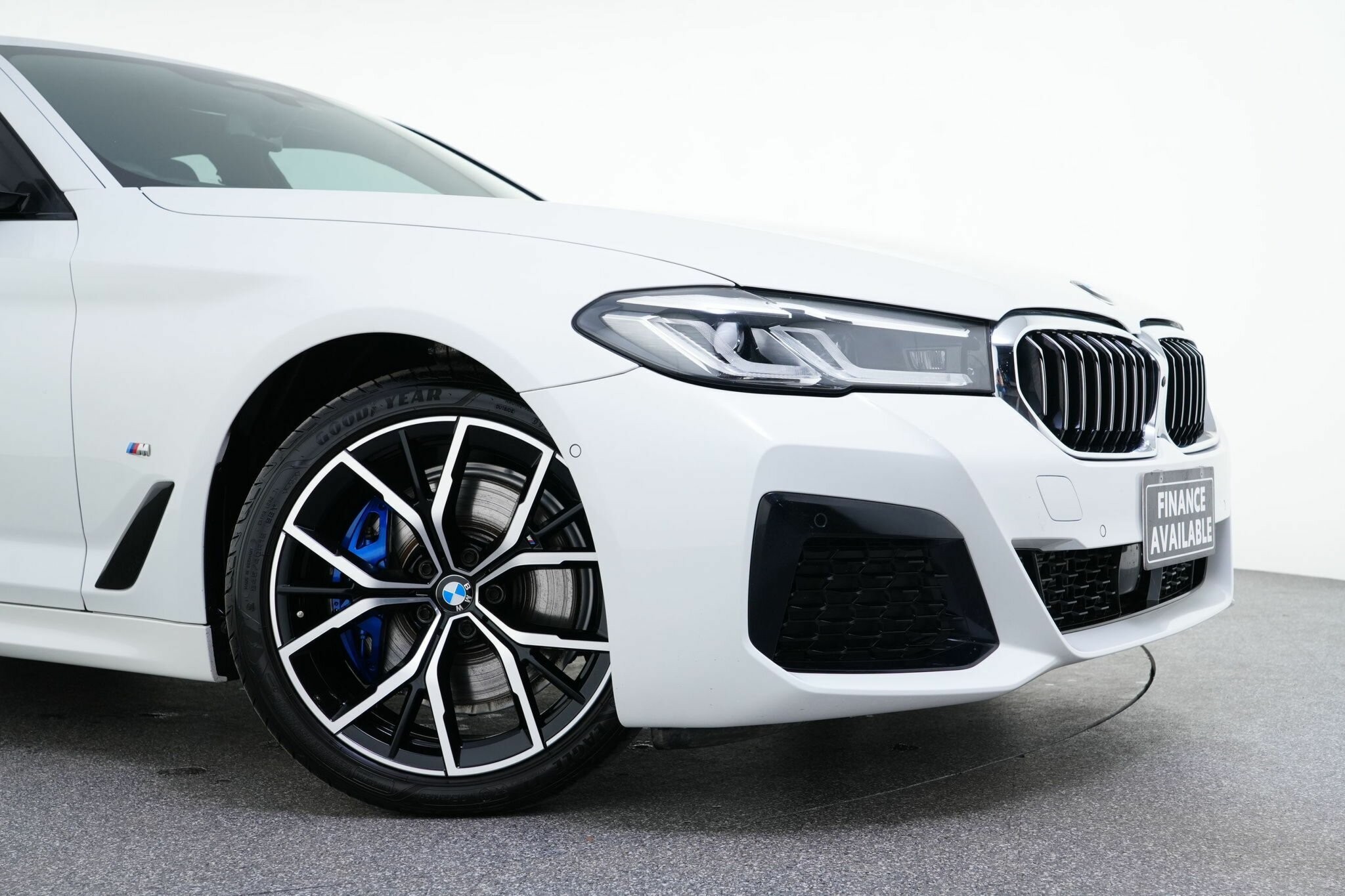 BMW 5 Series image 2