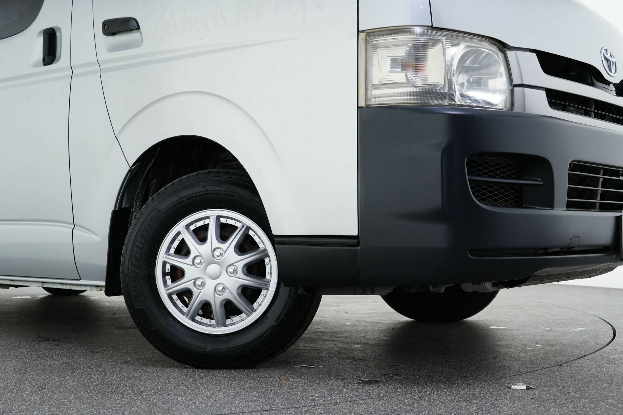 Toyota Hiace image 2