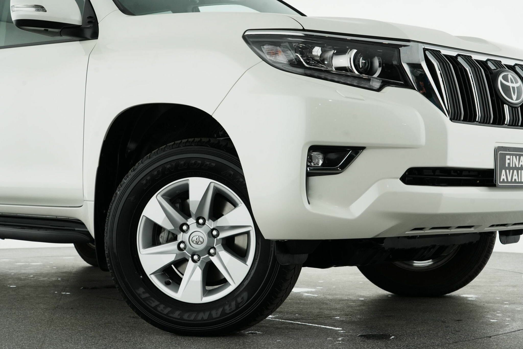 Toyota Landcruiser Prado image 2