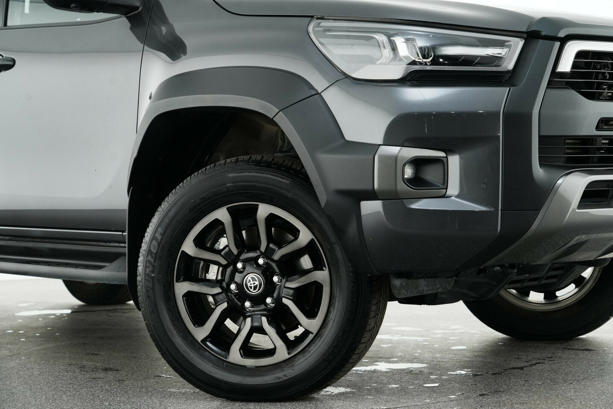 Toyota Hilux image 2