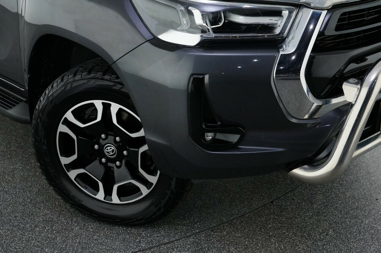 Toyota Hilux image 2
