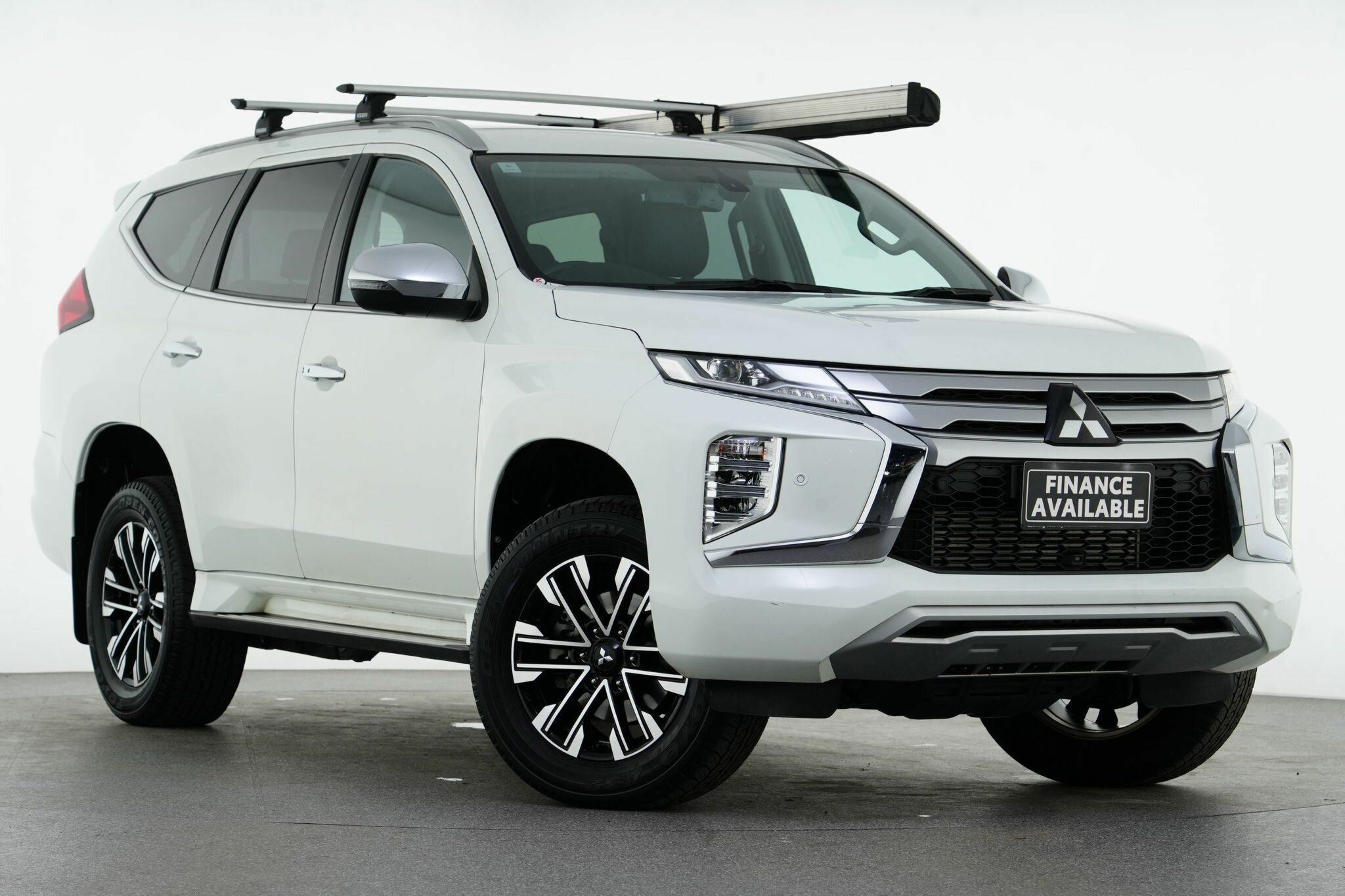 Mitsubishi Pajero Sport image 1