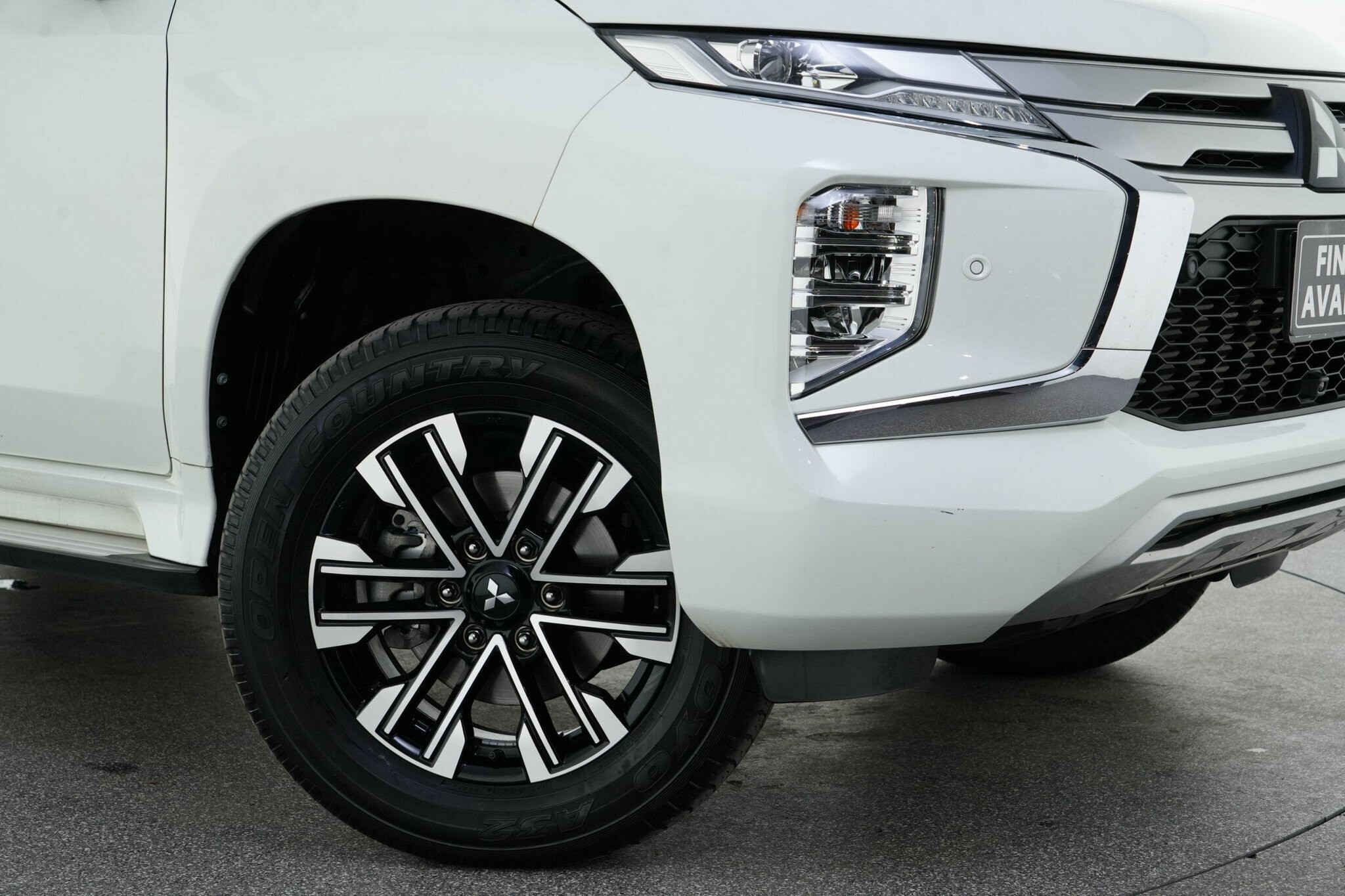Mitsubishi Pajero Sport image 2