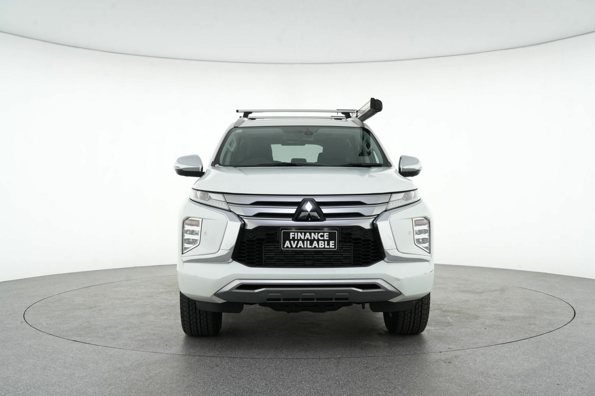 Mitsubishi Pajero Sport image 3