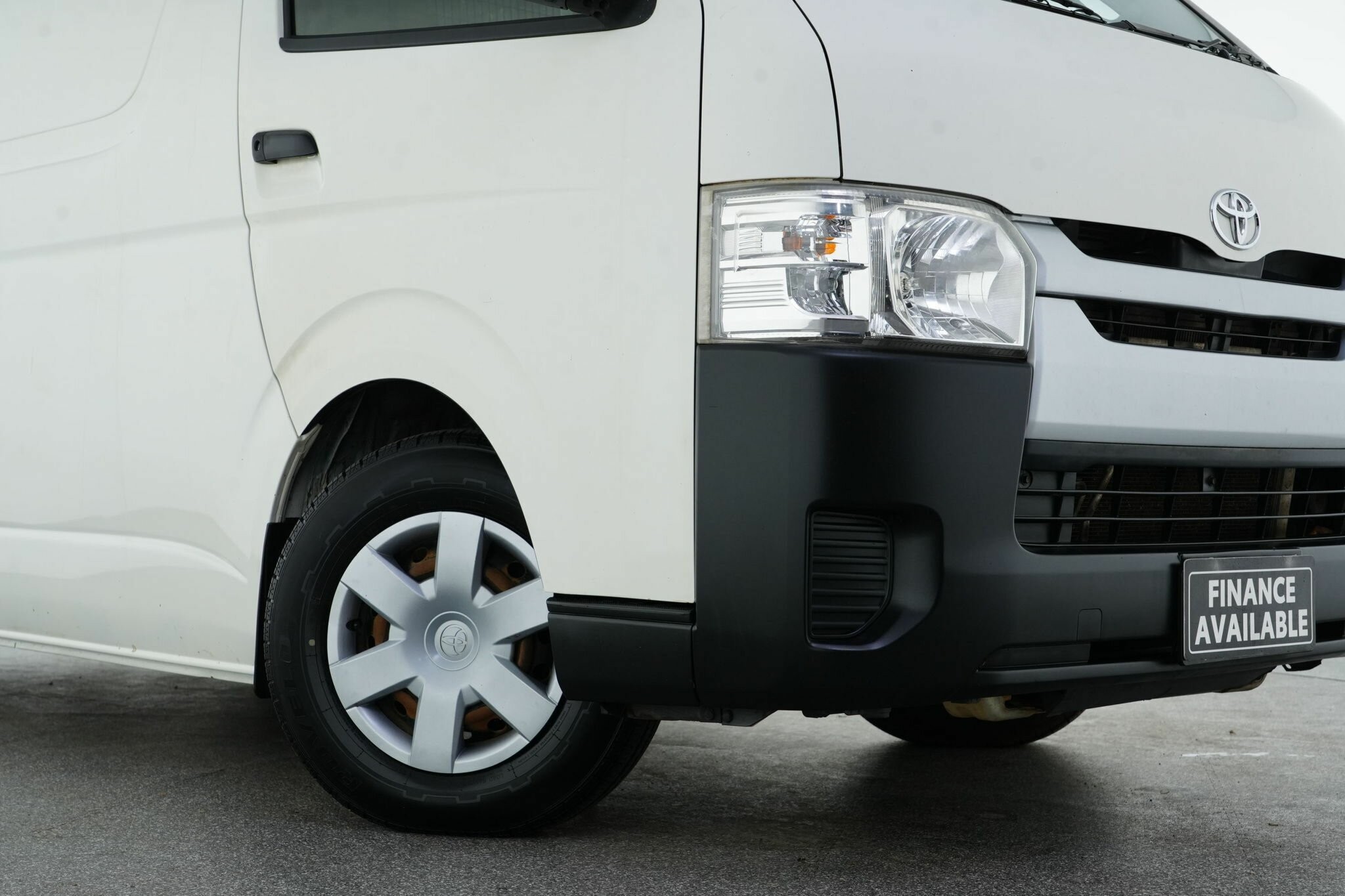 Toyota Hiace image 2
