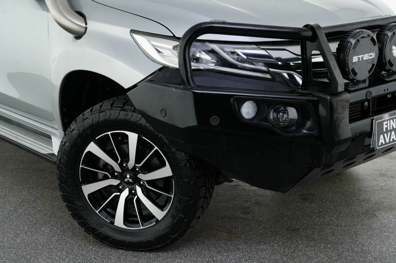 Mitsubishi Pajero Sport image 2