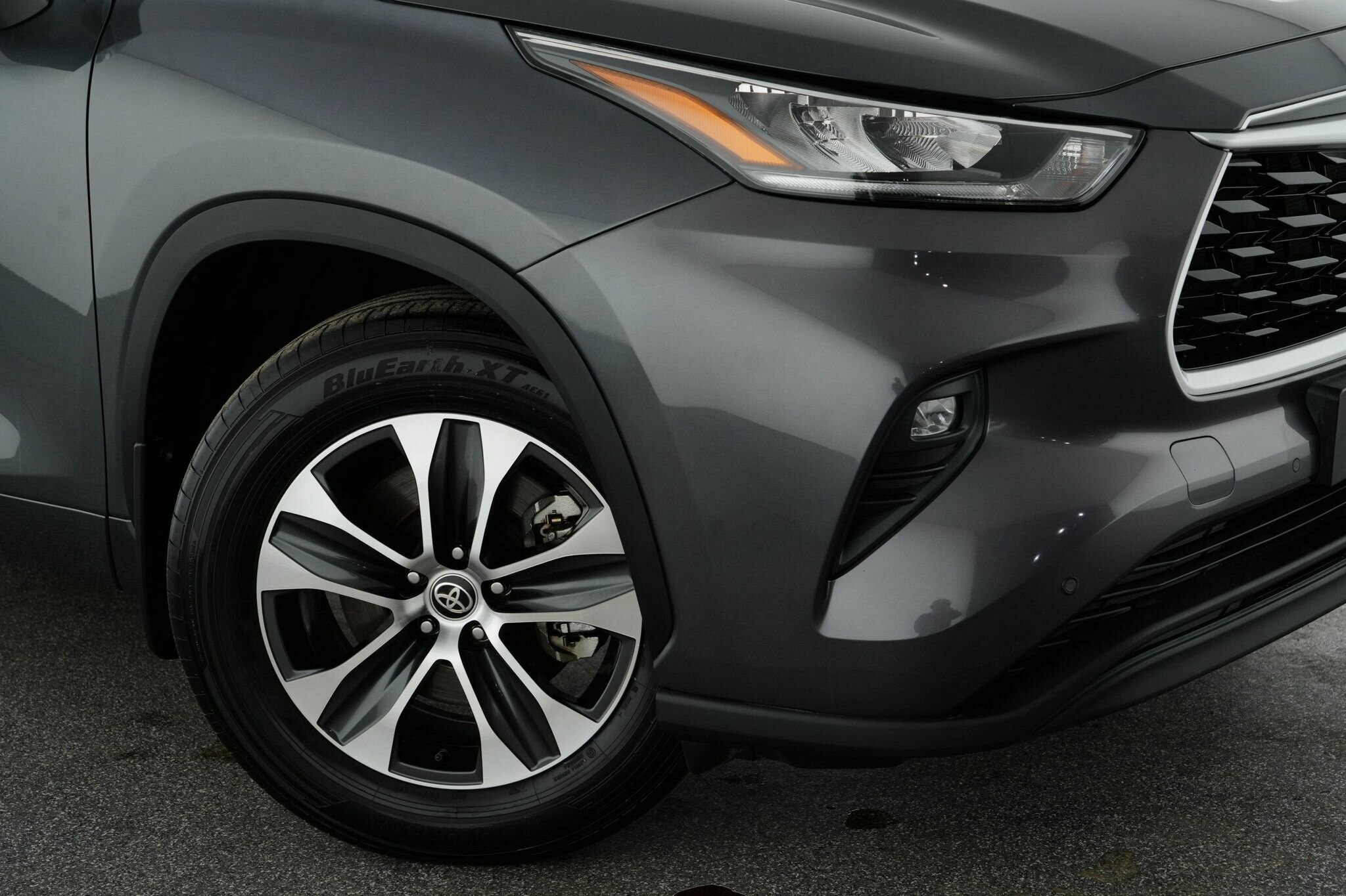 Toyota Kluger image 2