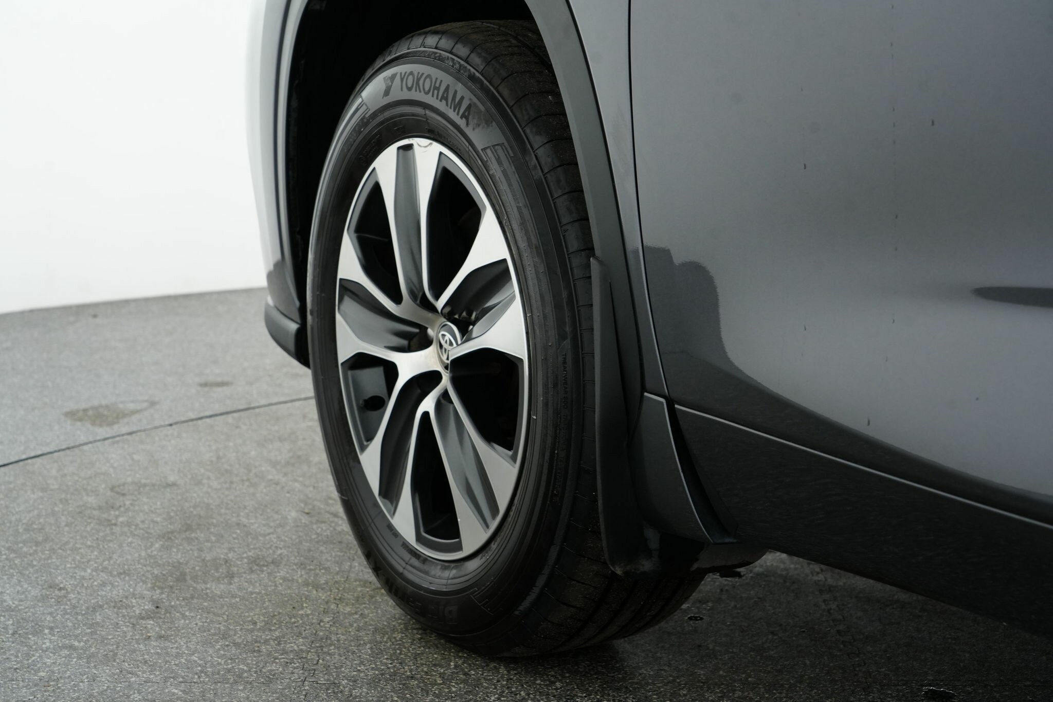 Toyota Kluger image 4