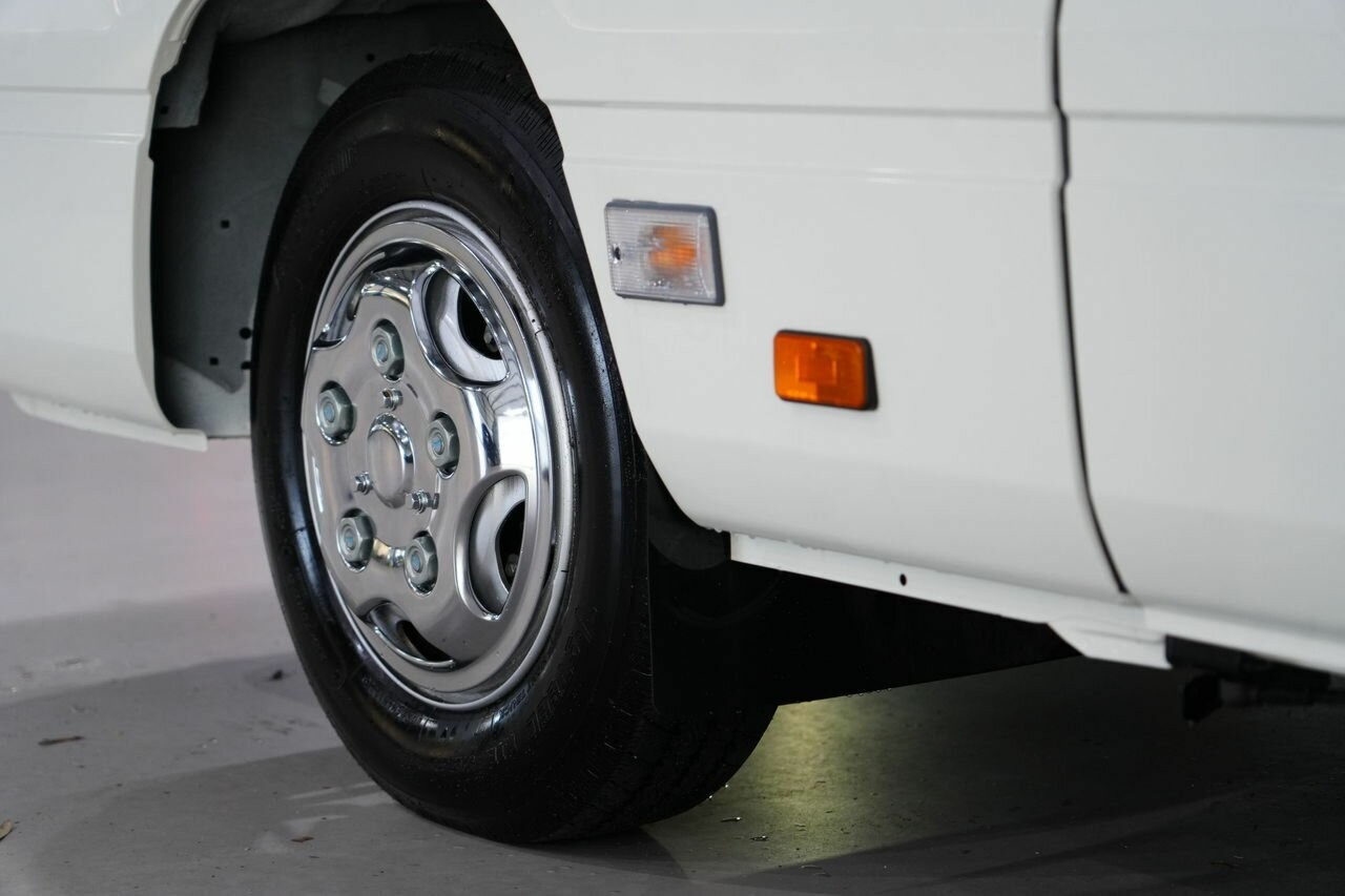 Toyota Coaster 2.8l Diesel 6at Deluxe image 4