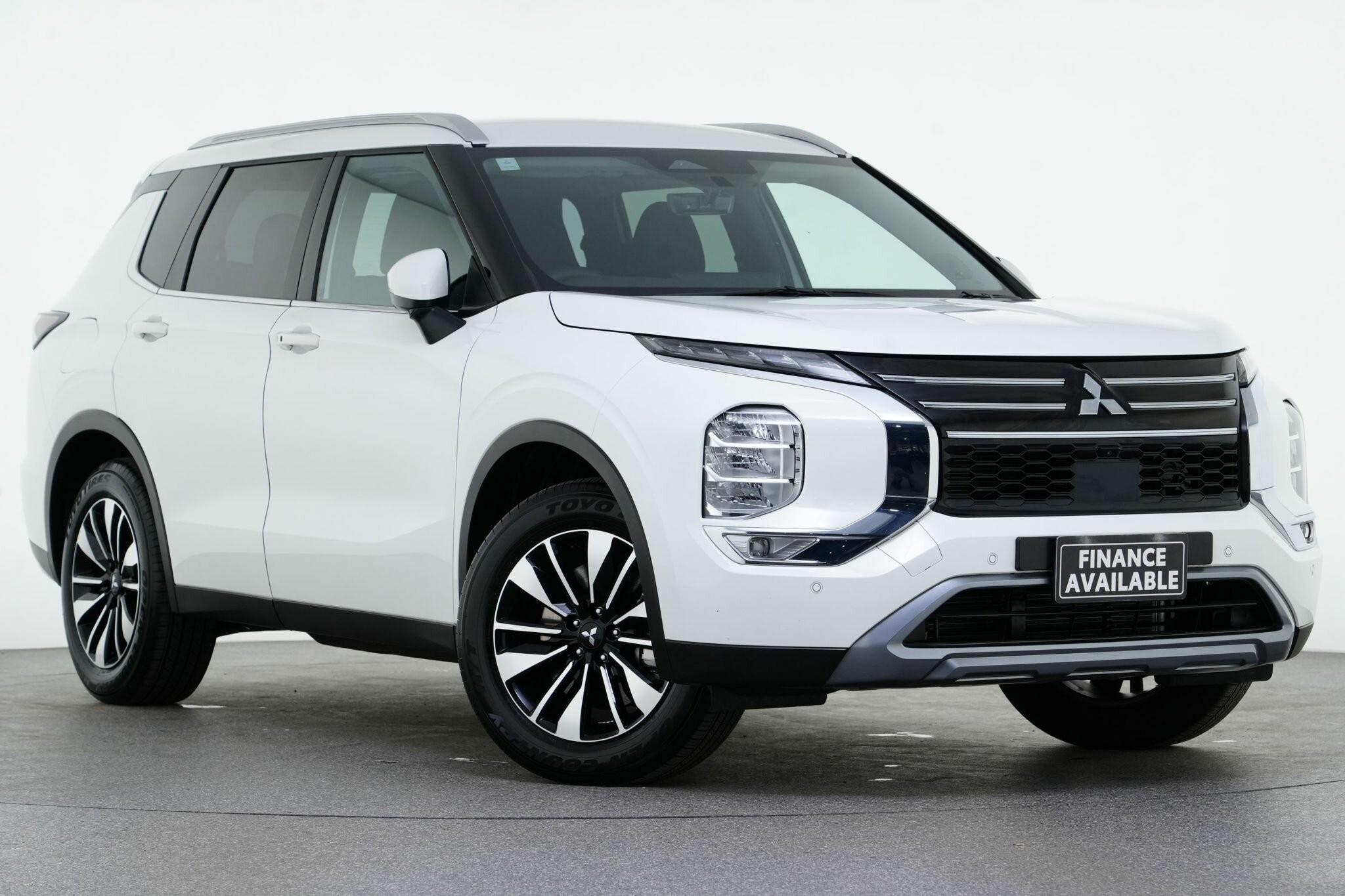 Mitsubishi Outlander image 1