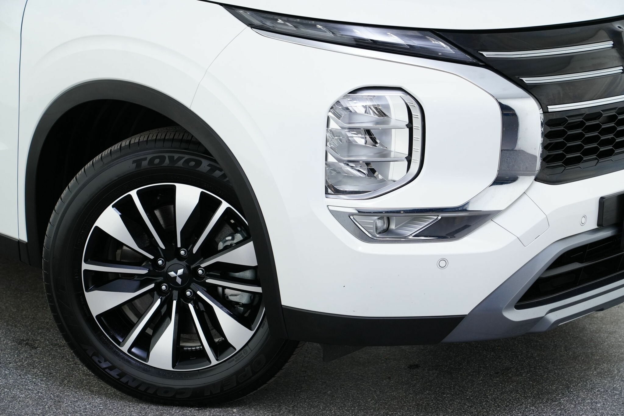 Mitsubishi Outlander image 2