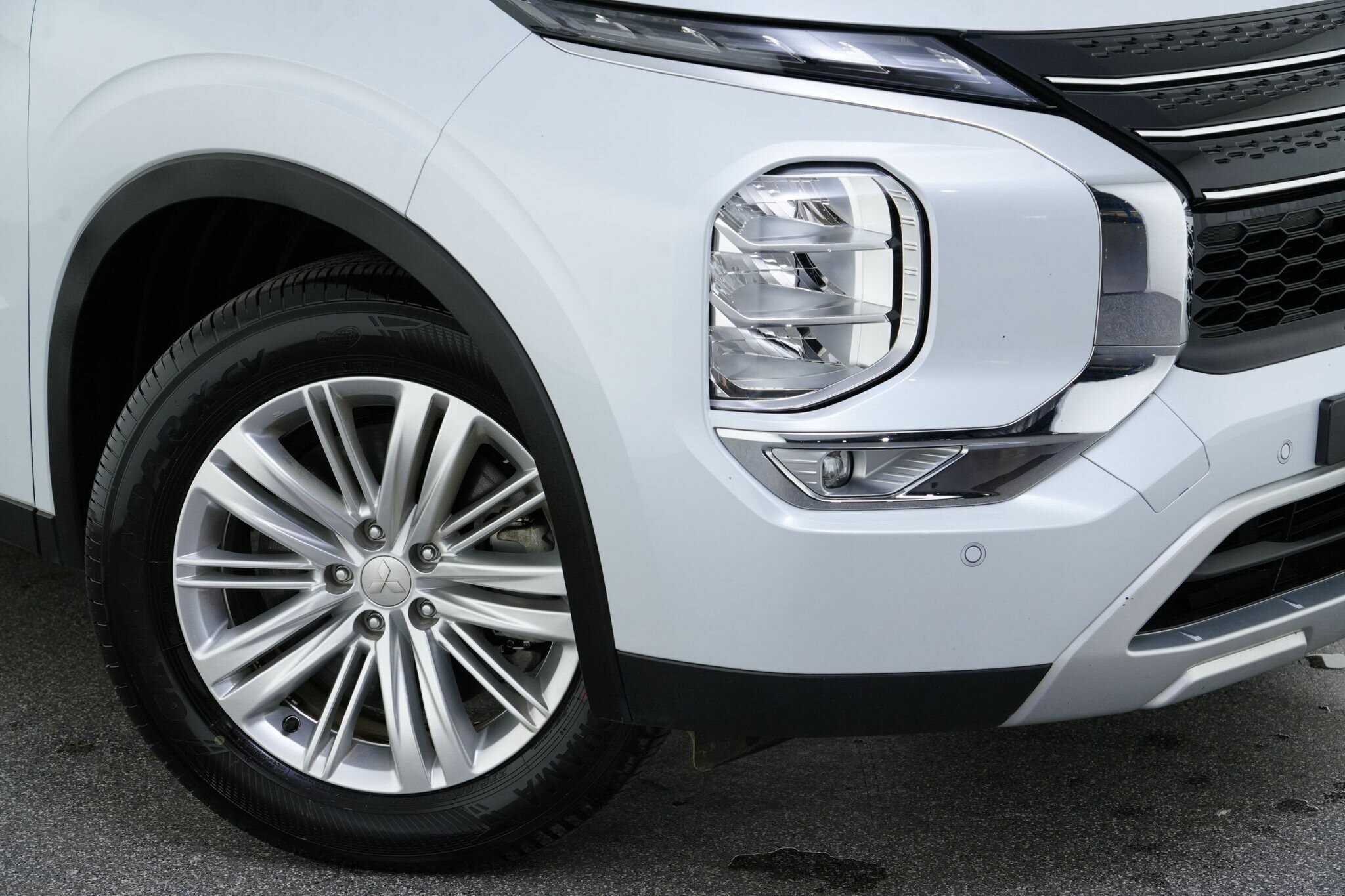Mitsubishi Outlander image 2