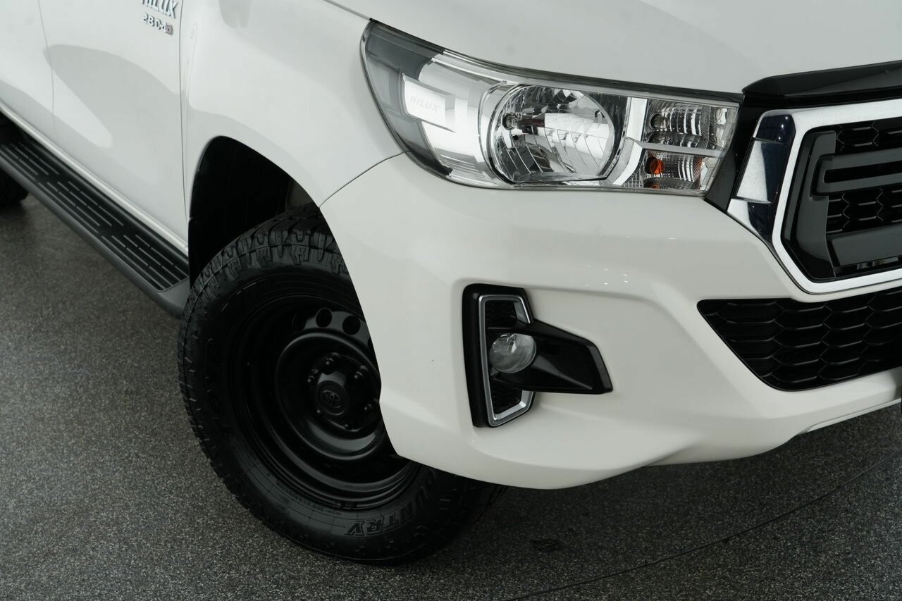 Toyota Hilux image 2