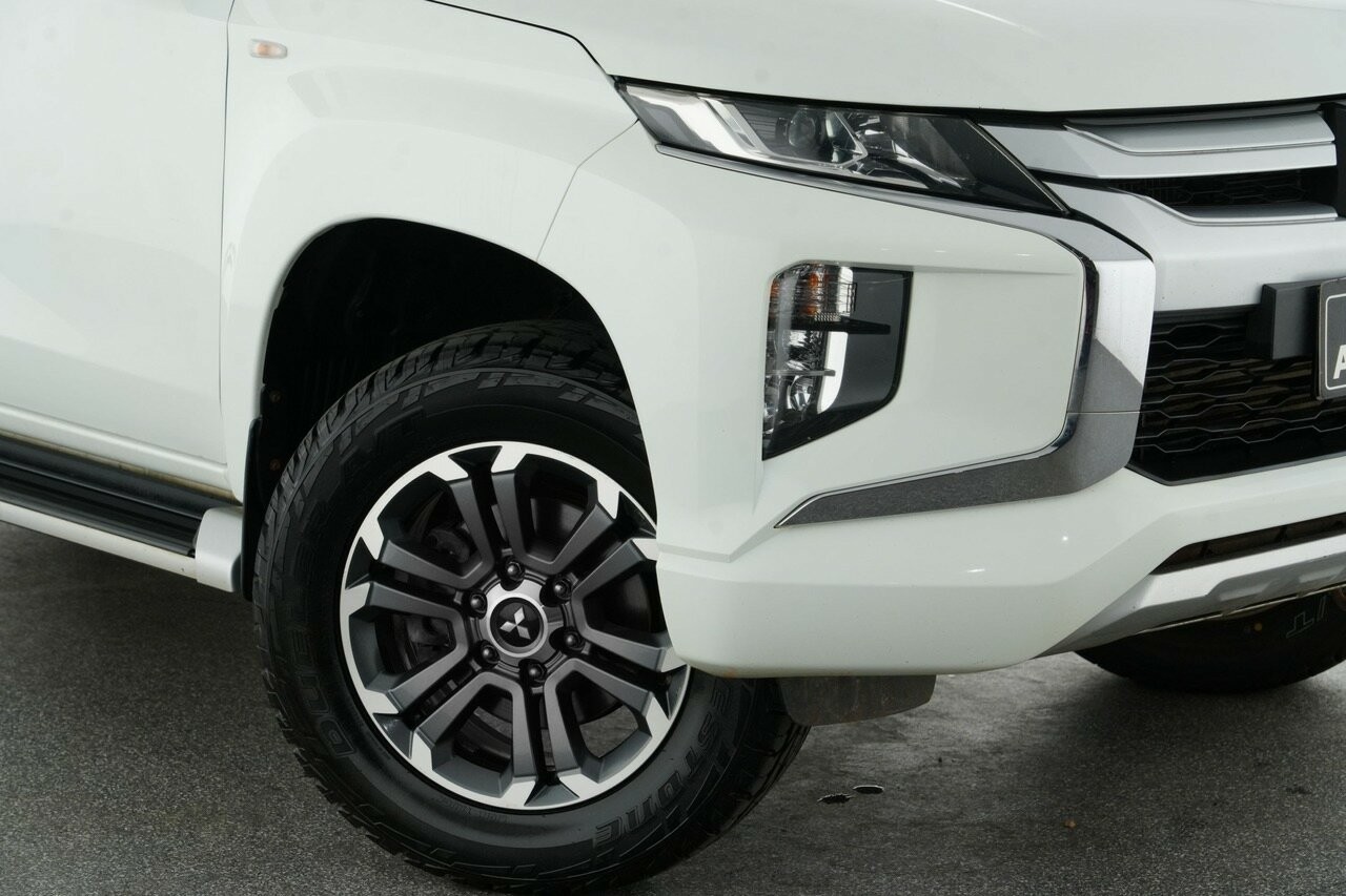 Mitsubishi Triton image 2