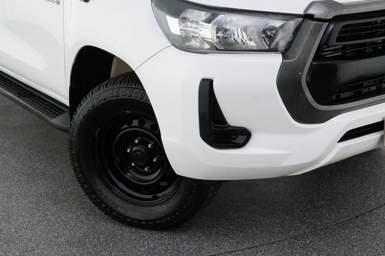 Toyota Hilux image 2