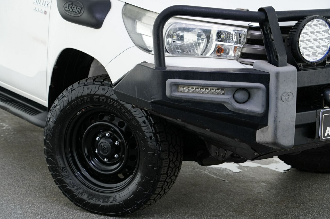 Toyota Hilux image 2
