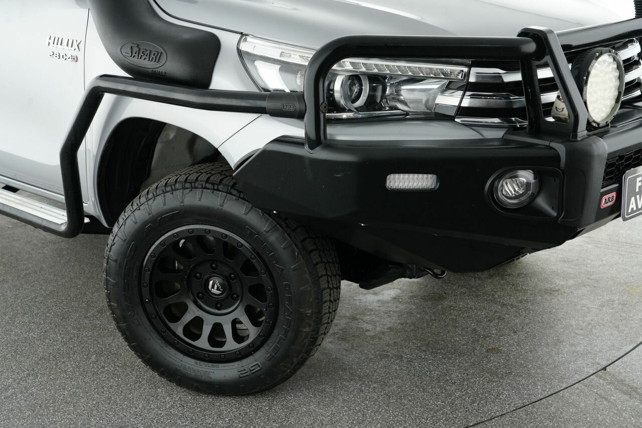 Toyota Hilux image 2