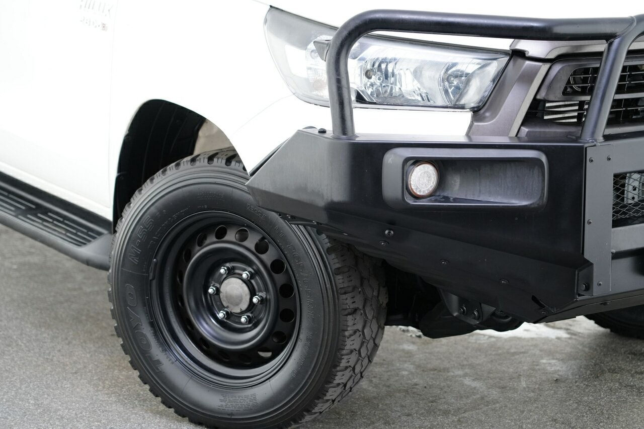 Toyota Hilux image 2