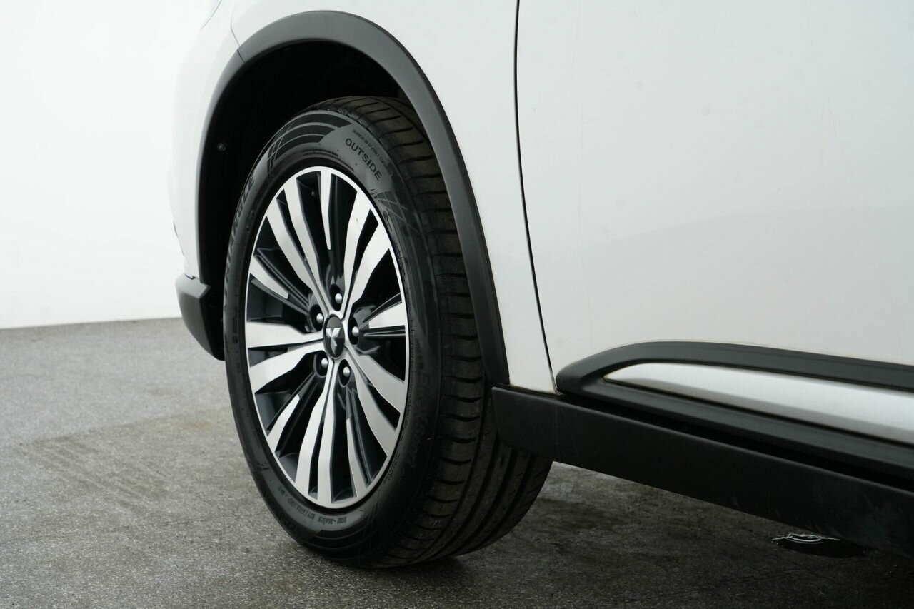 Mitsubishi Outlander image 4