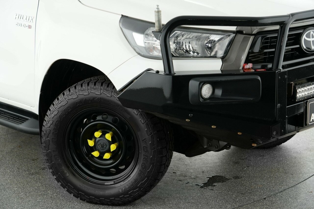 Toyota Hilux image 2