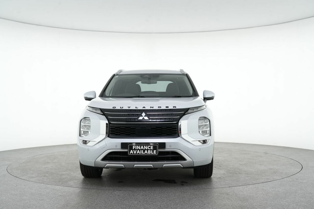 Mitsubishi Outlander image 2