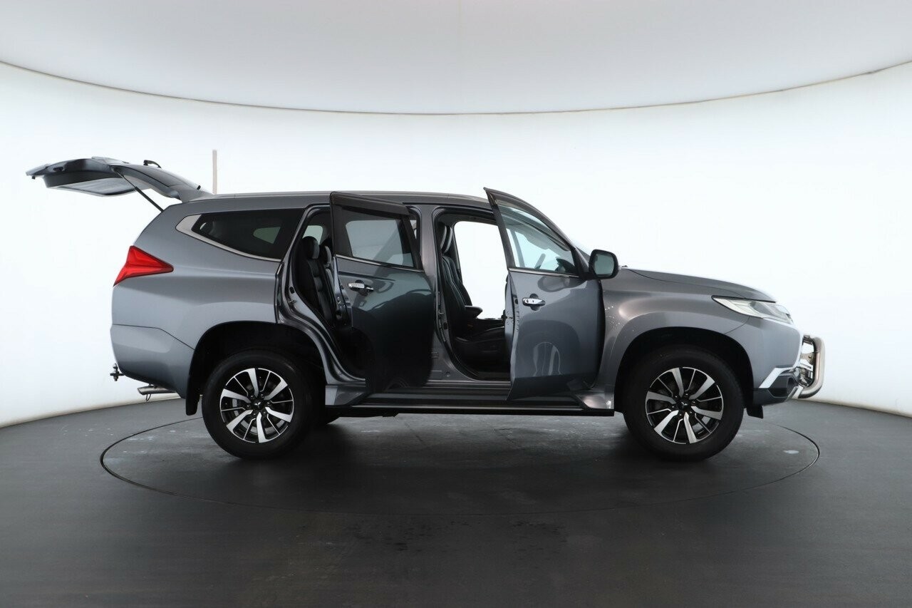 Mitsubishi Pajero Sport image 2