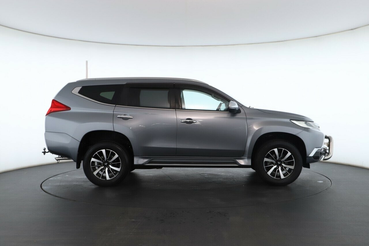 Mitsubishi Pajero Sport image 3