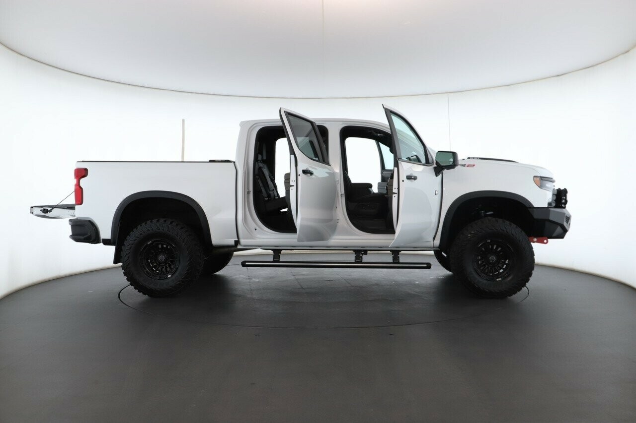 Chevrolet Silverado image 2