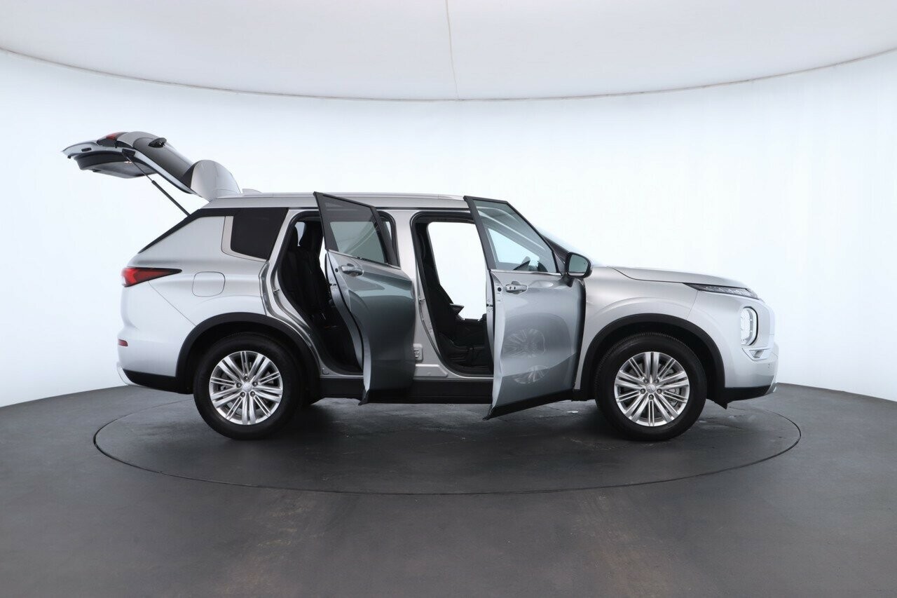 Mitsubishi Outlander image 2