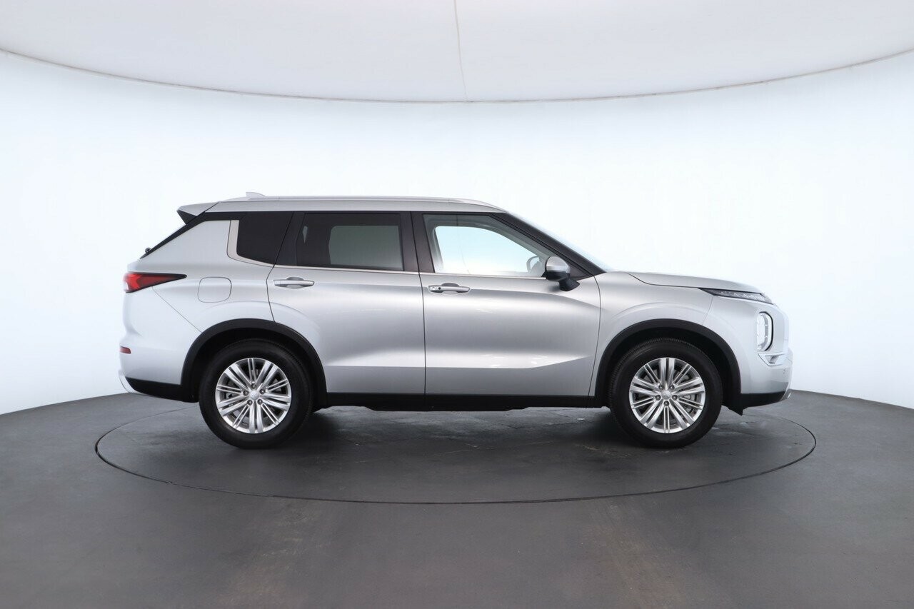 Mitsubishi Outlander image 3