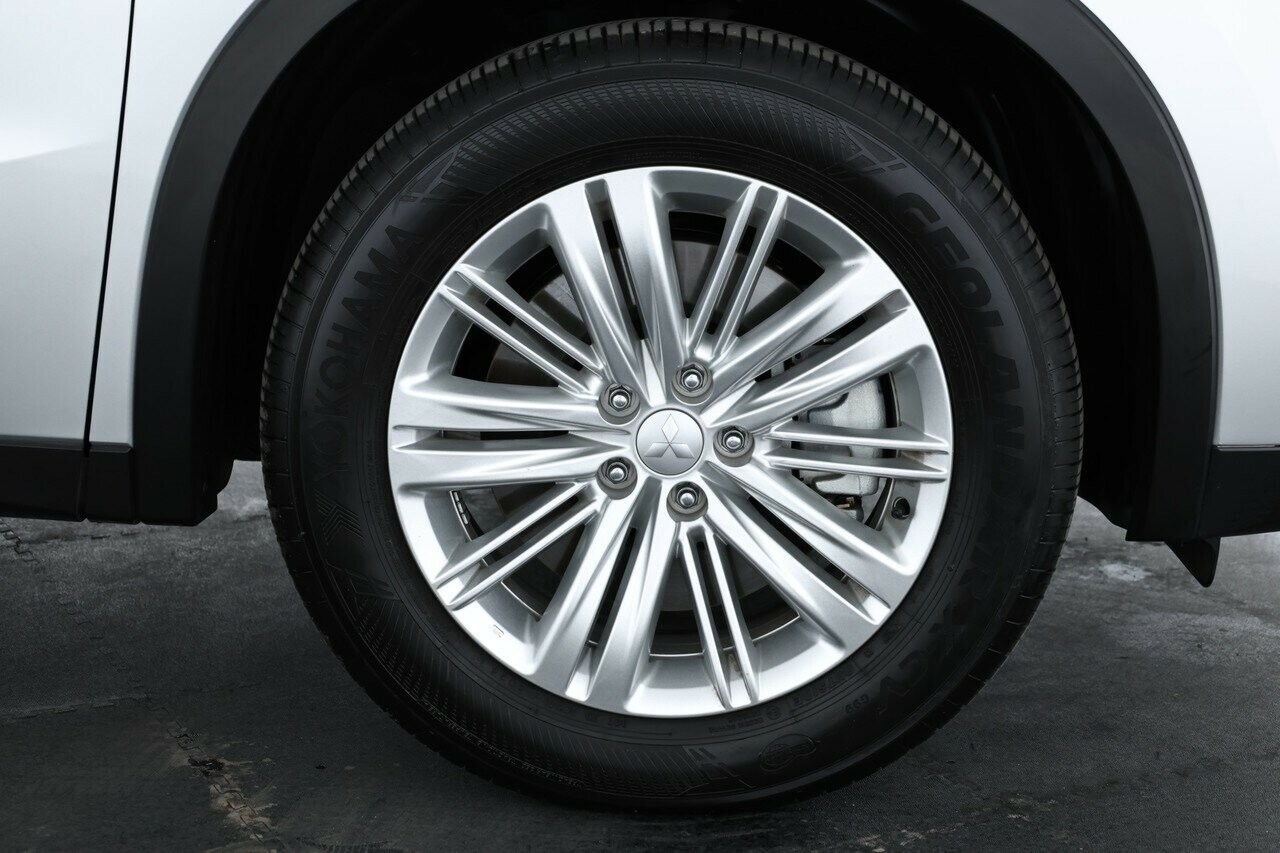 Mitsubishi Outlander image 4