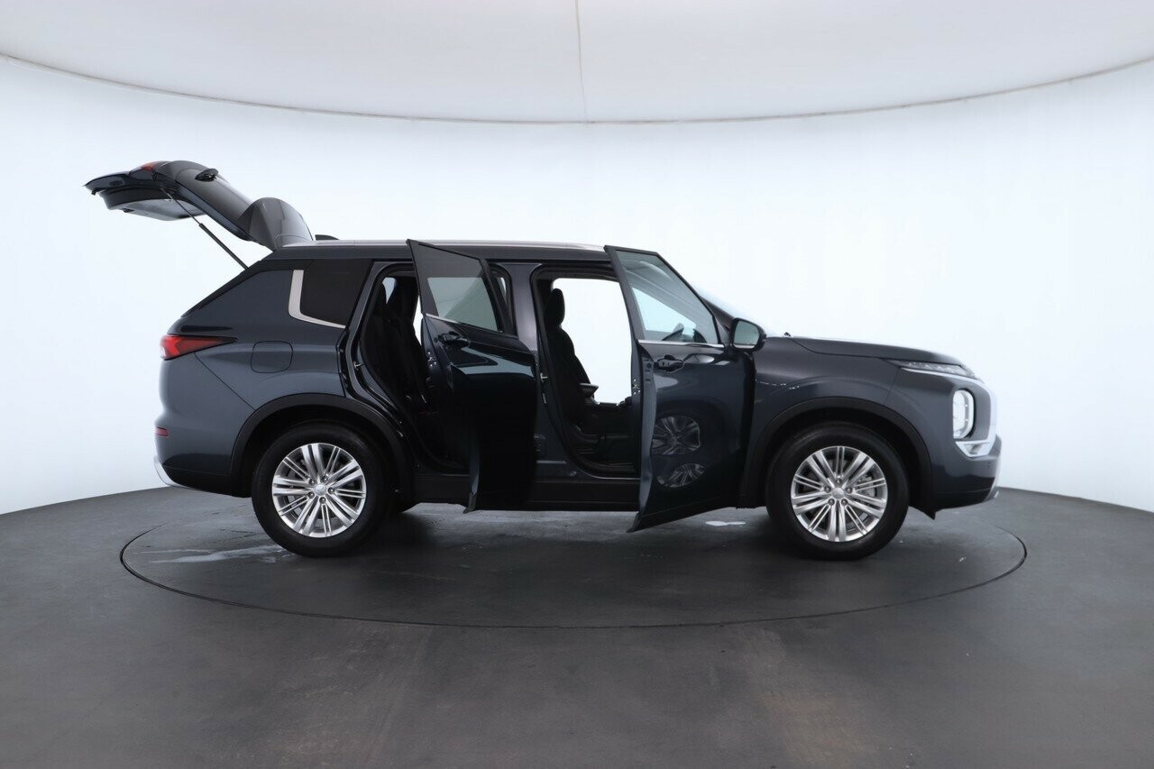 Mitsubishi Outlander image 2