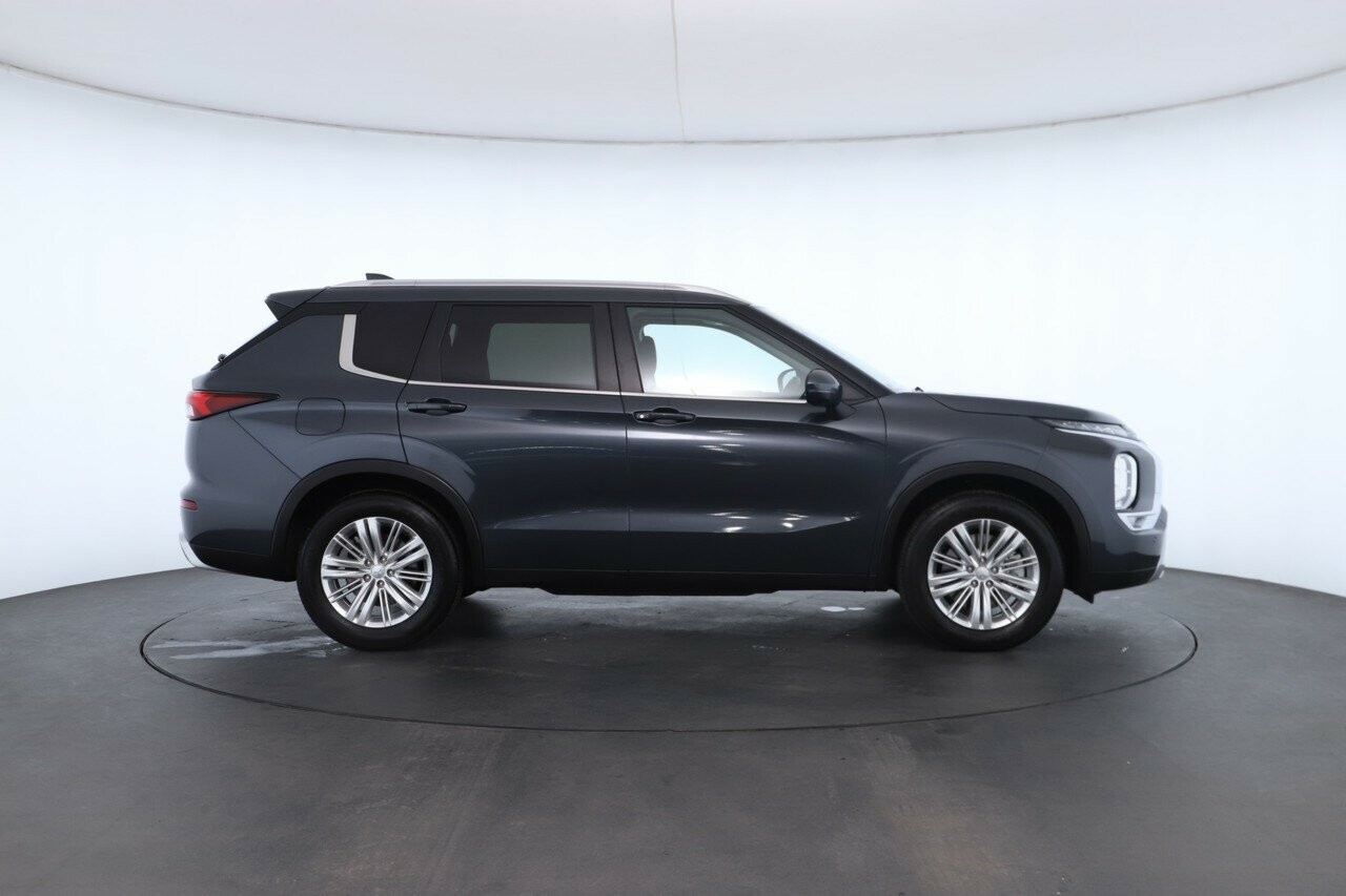 Mitsubishi Outlander image 3