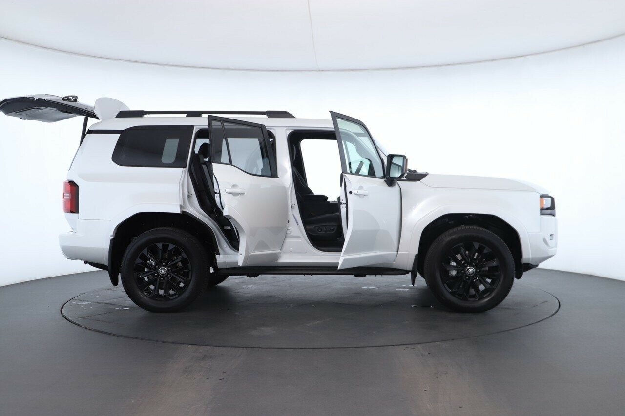 Toyota Landcruiser Prado image 2