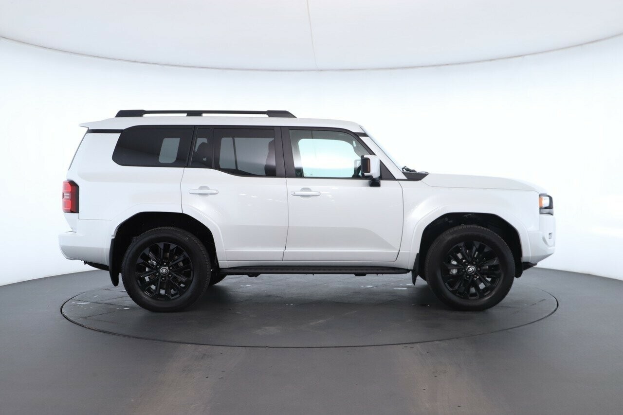 Toyota Landcruiser Prado image 3