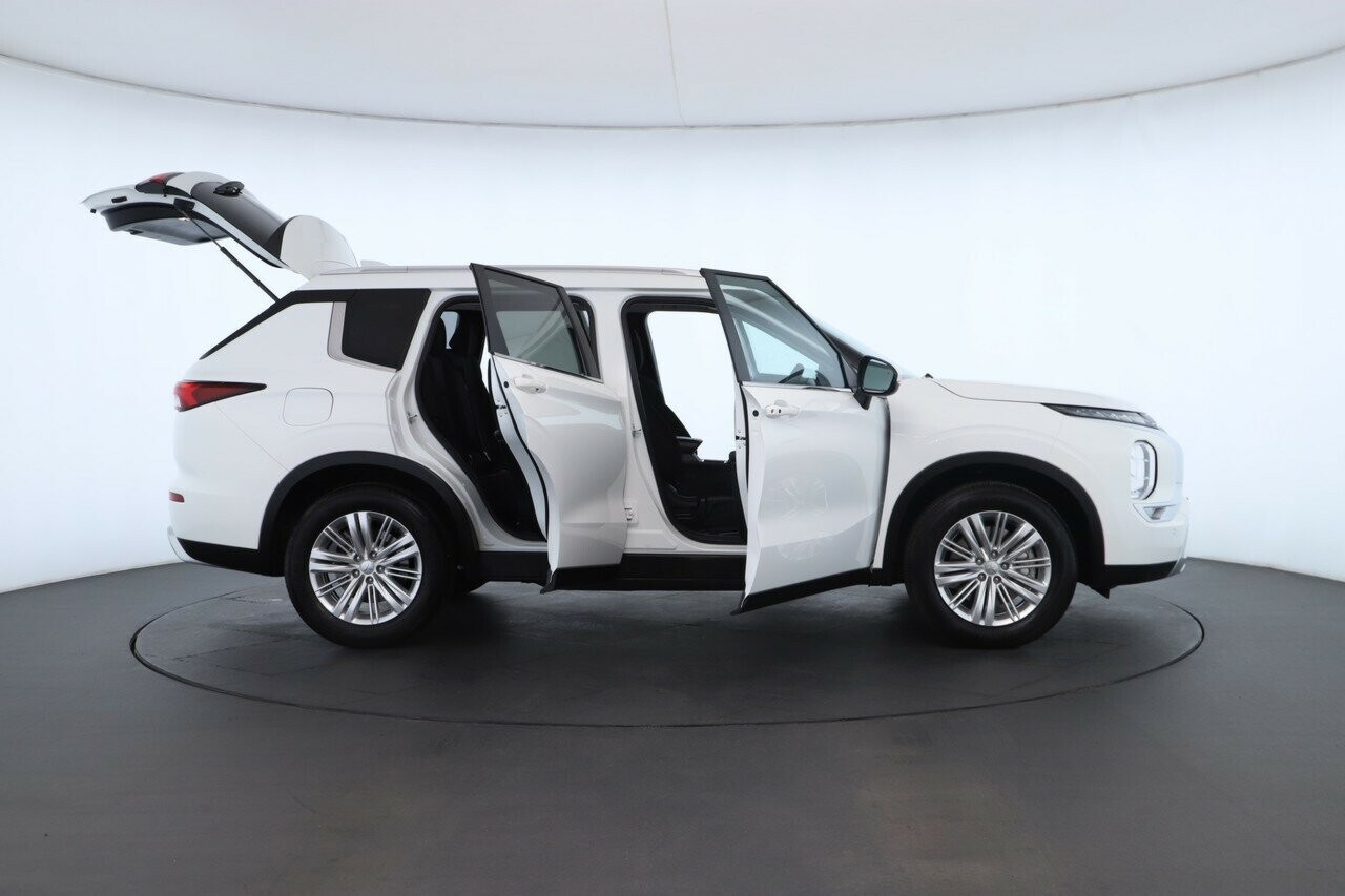 Mitsubishi Outlander image 2