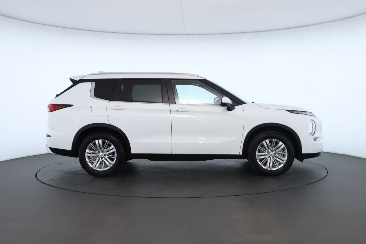 Mitsubishi Outlander image 3