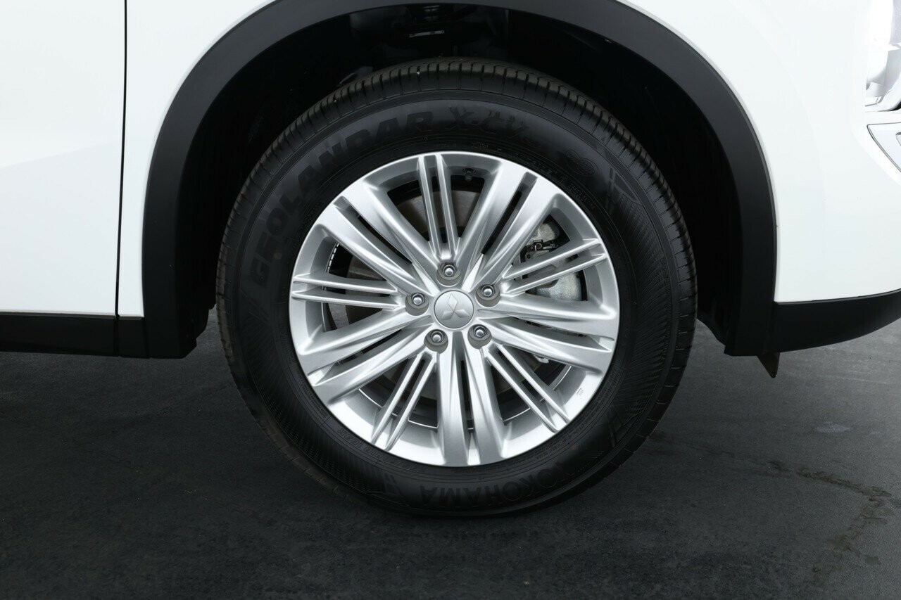 Mitsubishi Outlander image 4