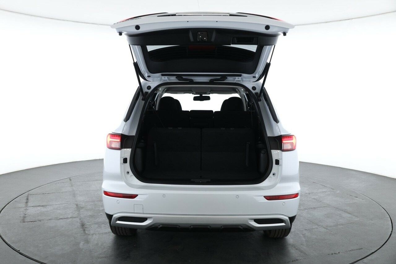 Mitsubishi Outlander image 2