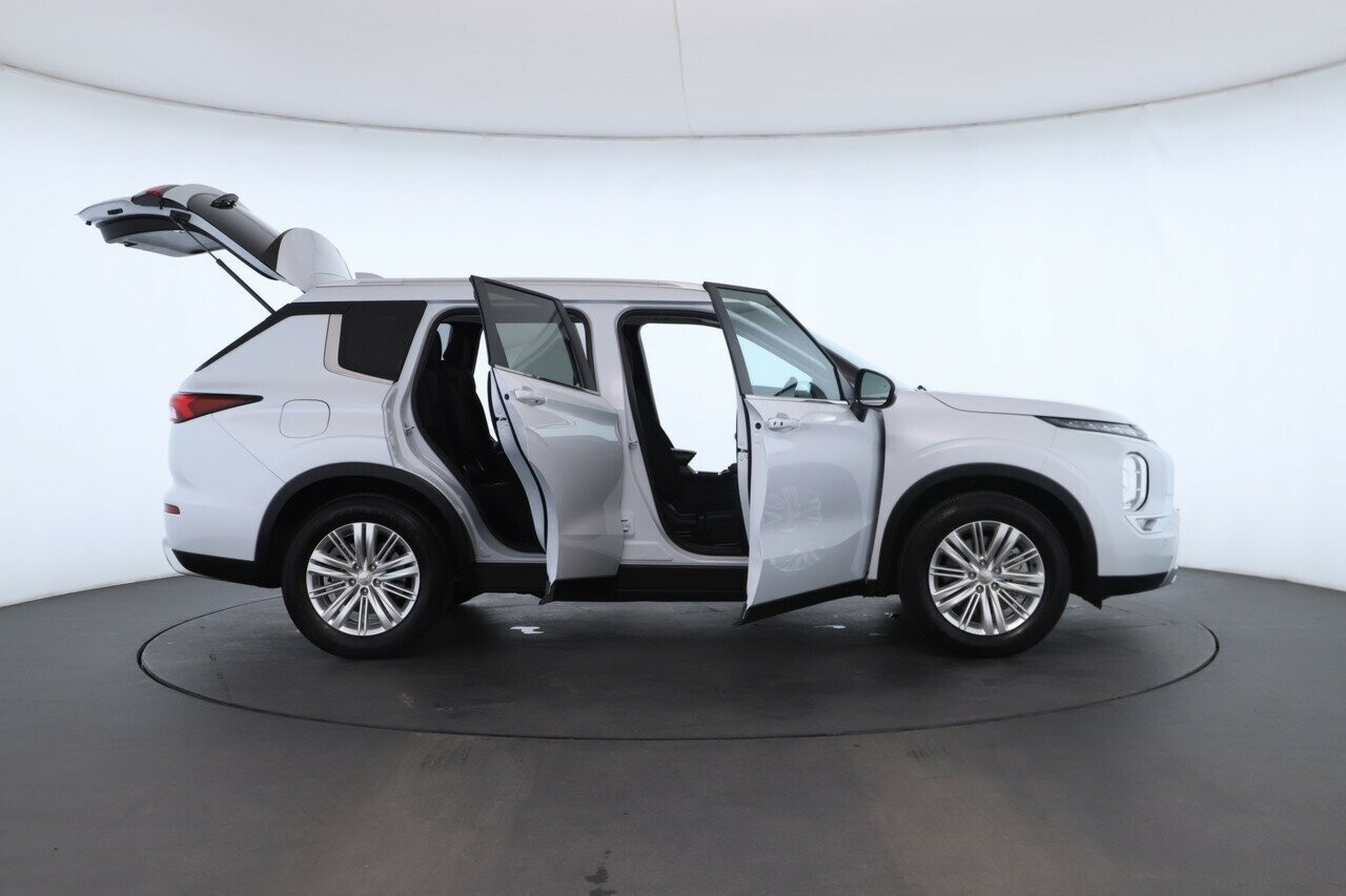 Mitsubishi Outlander image 3