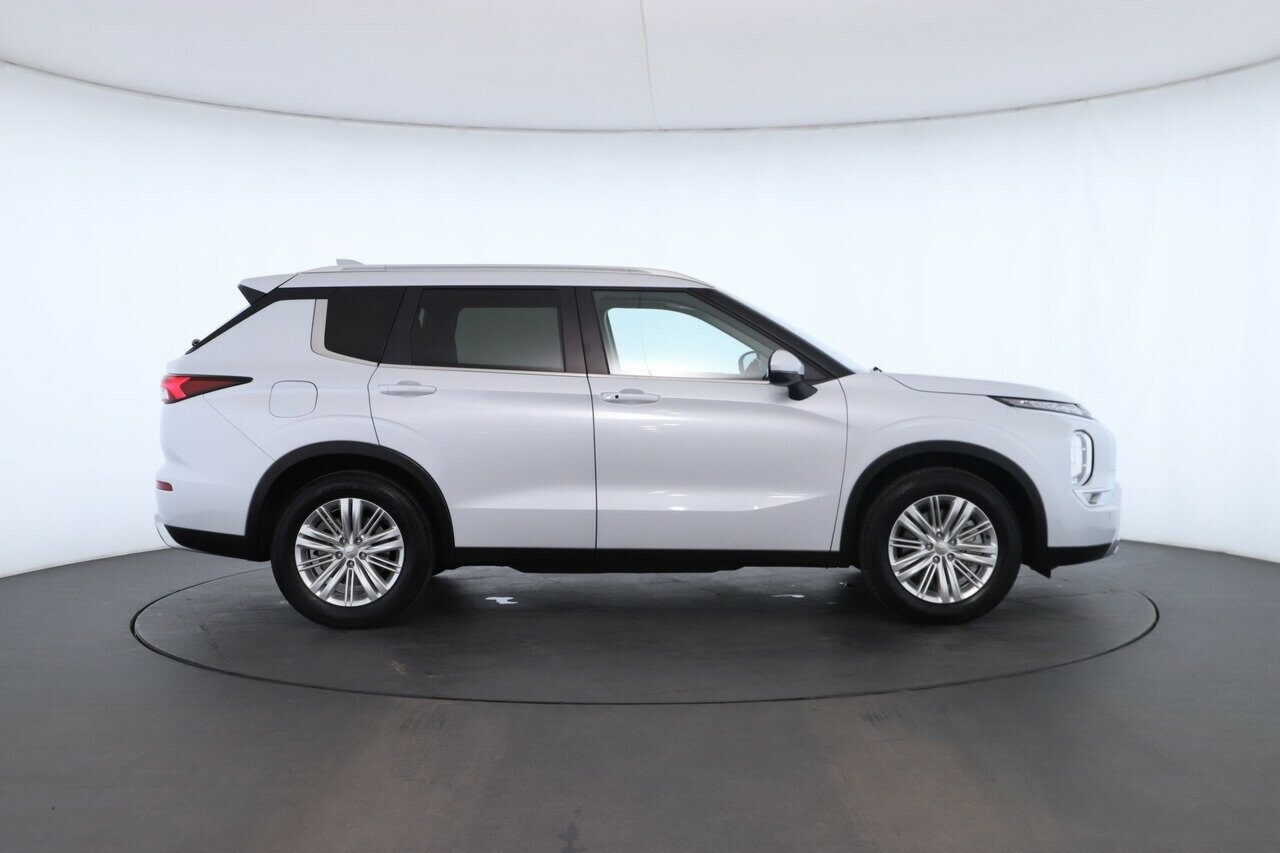 Mitsubishi Outlander image 4