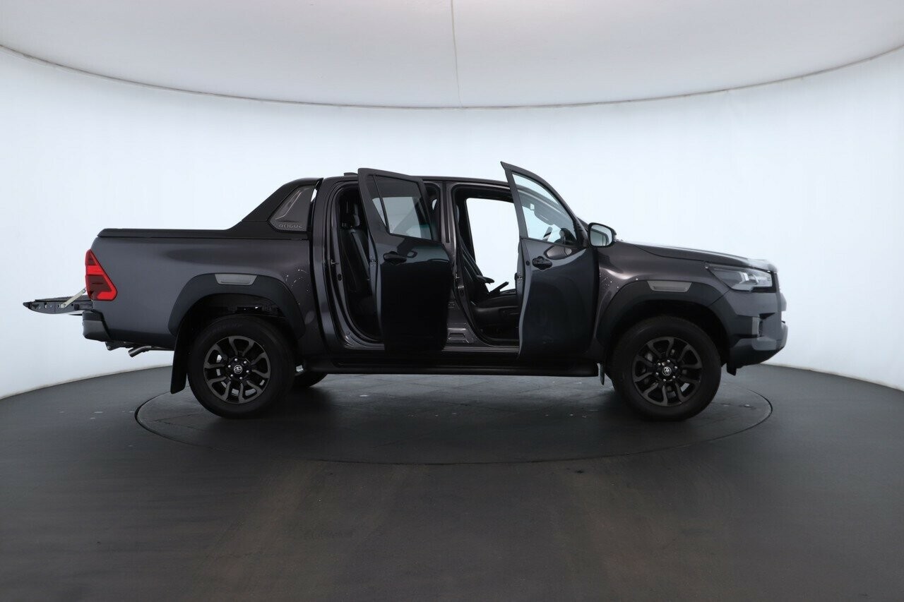 Toyota Hilux image 2