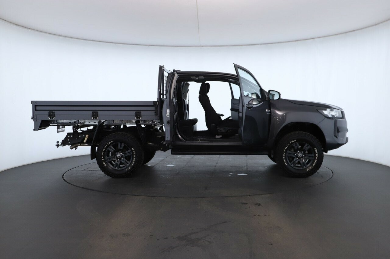 Toyota Hilux image 2